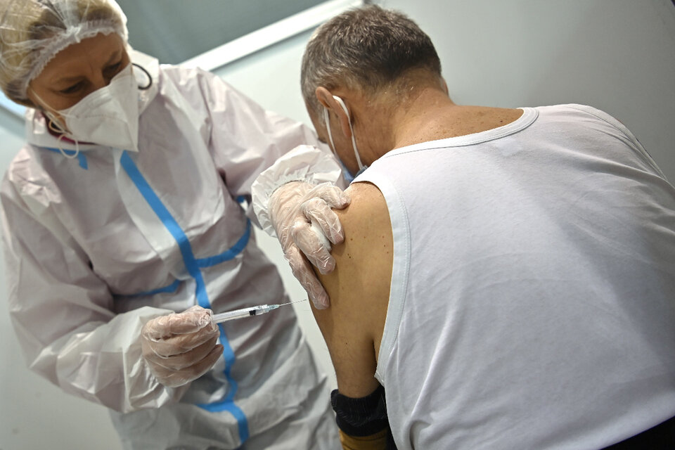 Vacunación con la Sputnik V. The Lancet y Gamaleya dejaron en ridículo a la oposición macrista.