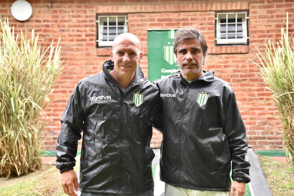 Hugo Donato, responsable del fútbol juvenil de Banfield, junto a Archu Sanguinetti. (Fuente: Prensa Banfield)
