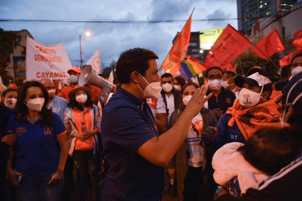 Arauz saluda a sus seguidores durante el cierre de campaña en Quito. (Fuente: AFP)
