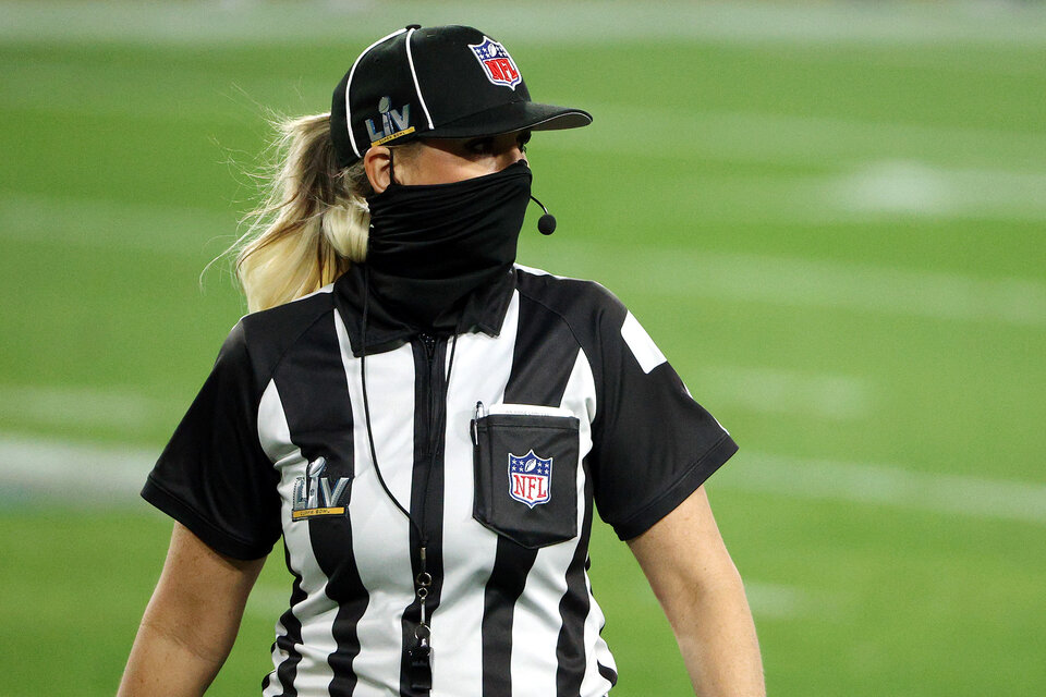 Sarah Thomas se convirtió en la primera réferi en integrar el equipo arbitral de un Super Bowl. (Fuente: AFP)