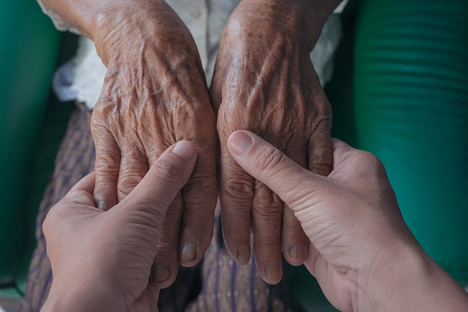 La asistencia a los ancianos forma parte de las políticas de cuidado. 