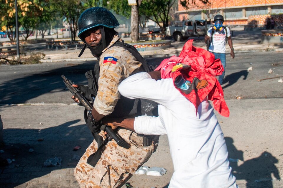 Un policía enfrenta a un manifestante cerca de Palacio Nacional en Puerto Príncipe. (Fuente: AFP)