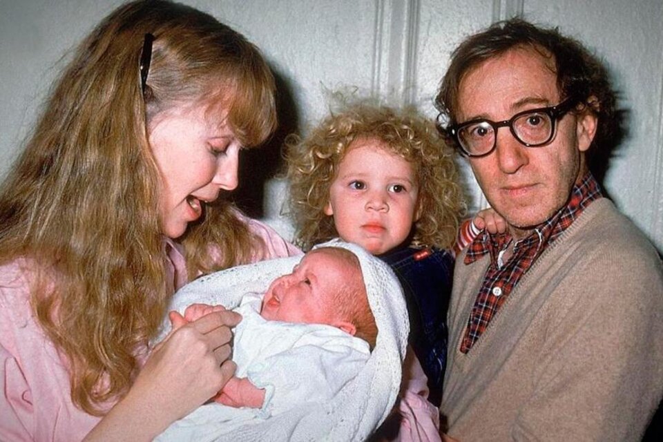 Otros tiempos: Allen y Farrow con sus hijos pequeños, en los 80. 