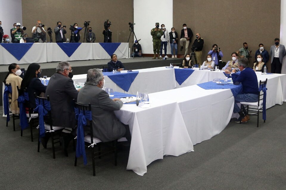 Pérez, Lasso y asesores negocian el recuento de votos en la CNE. (Fuente: AFP)