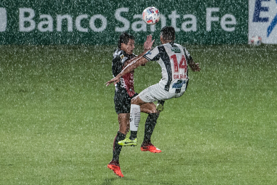 Por momentos, la lluvia fue torrencial en Santiago del Estero. (Fuente: Télam)