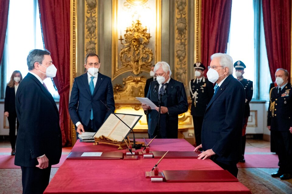 Draghi (izq.) jura ante Mattarella (der.) en el palacio del Quirinale. (Fuente: EFE)