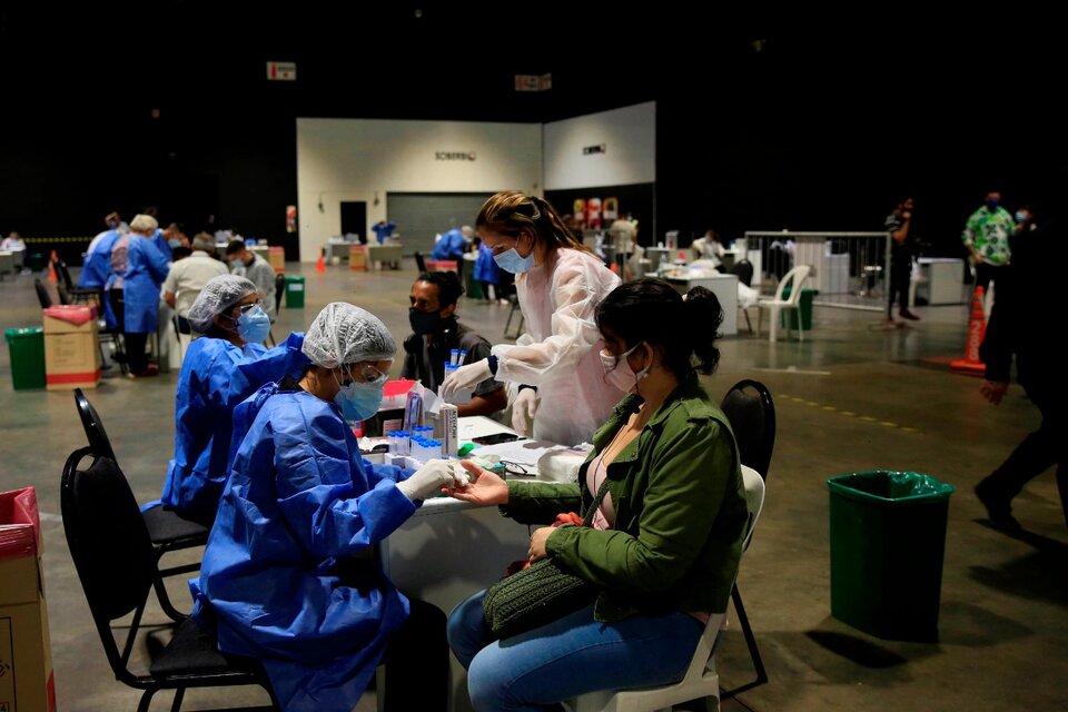 Trabajadores de la Salud realizan pruebas a docentes en Buenos Aires.  (Fuente: EFE)