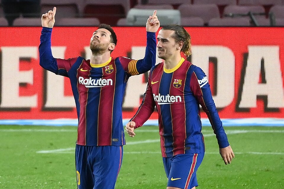 Messi metió dos y lo festeja con el francés Griezmann.