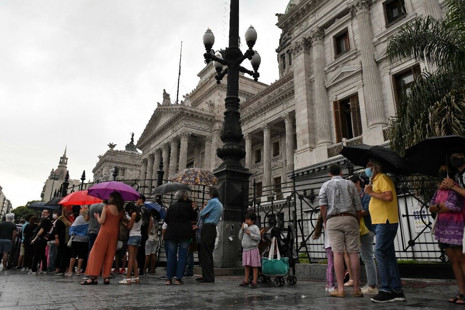 A las ocho de la noche, por avenida Rivadavia, llegó al Congreso de la Nación el coche fúnebre con el cuerpo de Carlos Saúl Menem. (Fuente: NA)