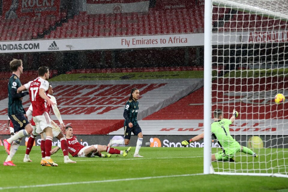Hélder Costa pone el segundo gol de los de Bielsa. (Fuente: AFP)