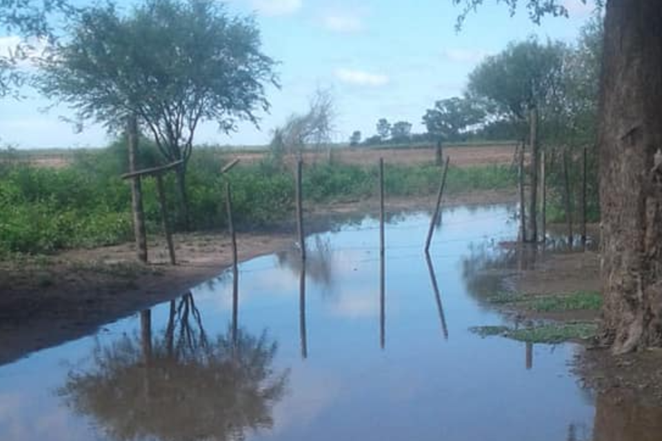 Las familias aseguran que el agua del canal se filtra y avanza hacia sus viviendas 