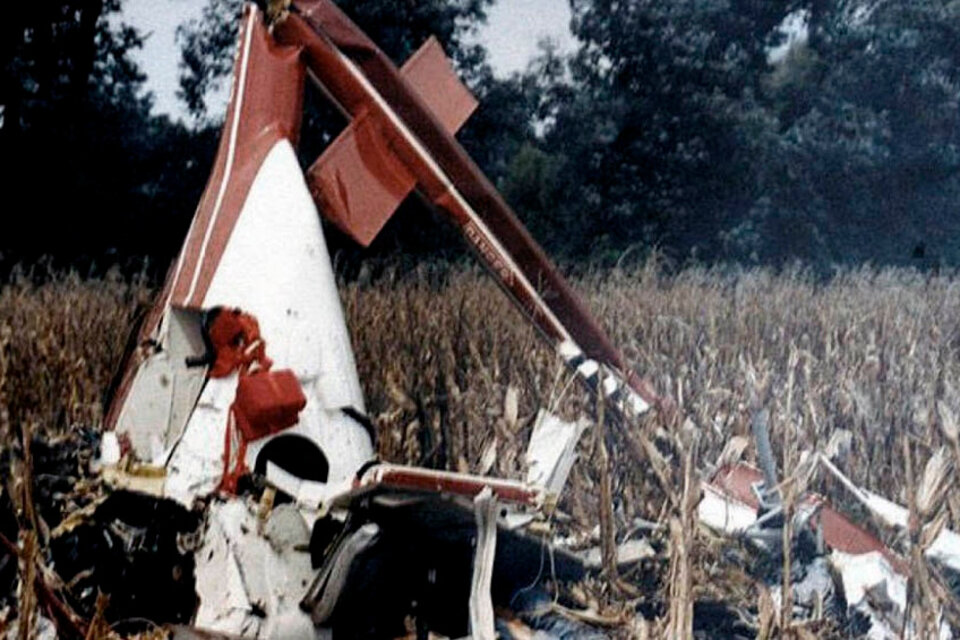 Los restos del helicóptero en el que viajaban Carlos Menem Junior y Silvio Oltra. (Fuente: Télam)