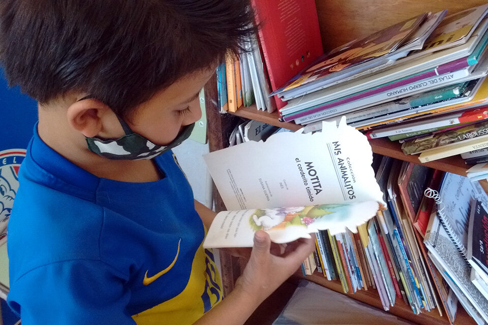 Al niño de la foto, el libro lo llevo a "extrañar la escuela". 