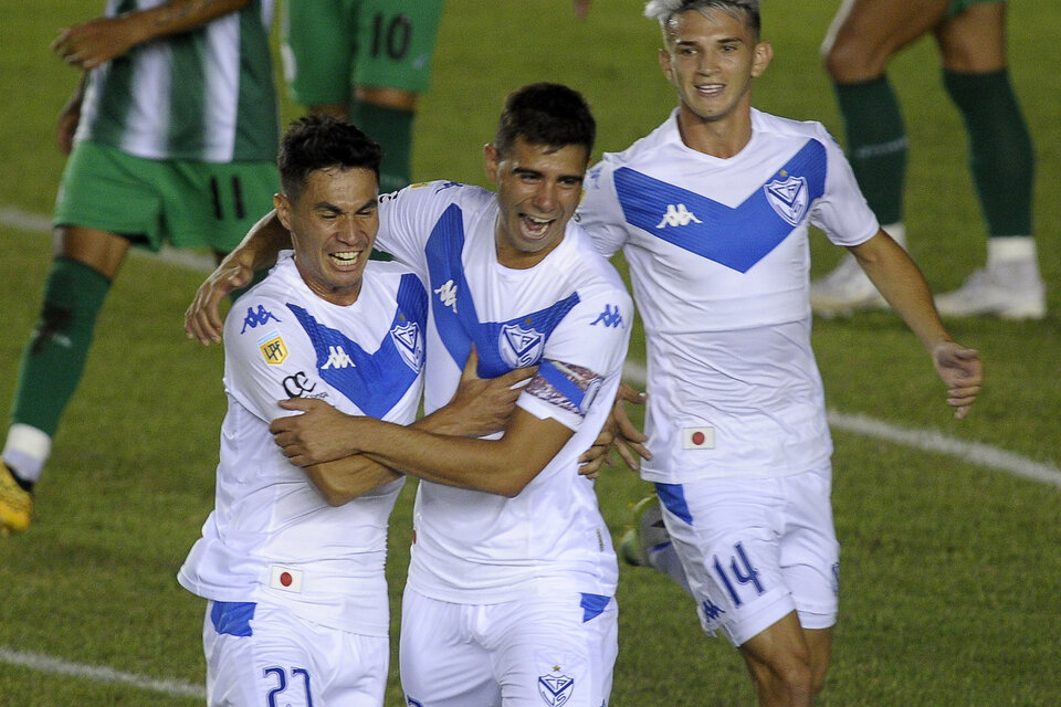 Los jugadores de Vélez festejan uno de los goles. (Fuente: Fotobaires)
