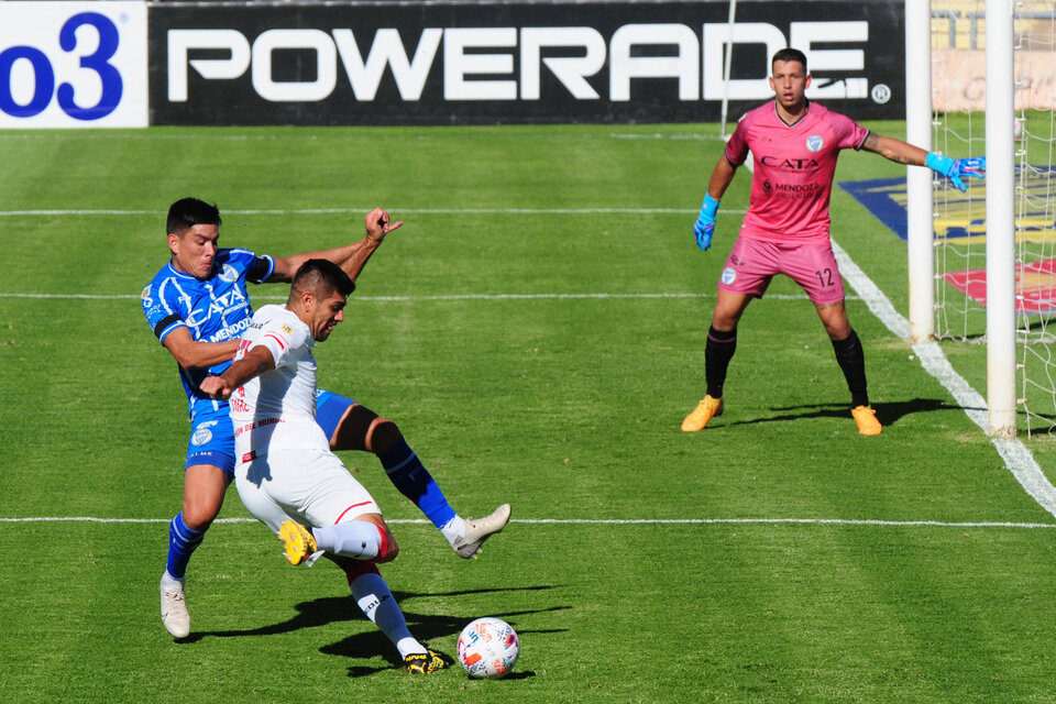 Díaz, autor del primer gol de Estudiantes, fue la figura de la cancha. (Fuente: Télam)