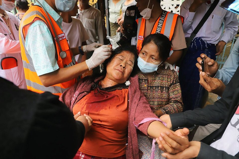 Tratan a una mujer herida durante una protesta en Mandalay. (Fuente: AFP)