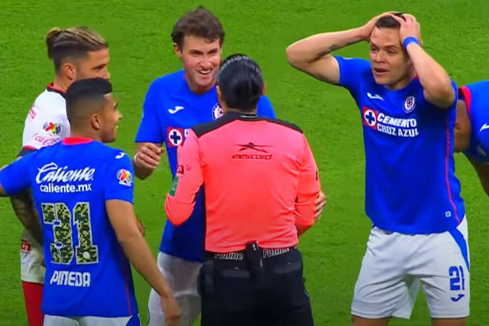 Rodríguez se agarra la cabeza. Los otros se ríen. (Fuente: Captura de pantalla)