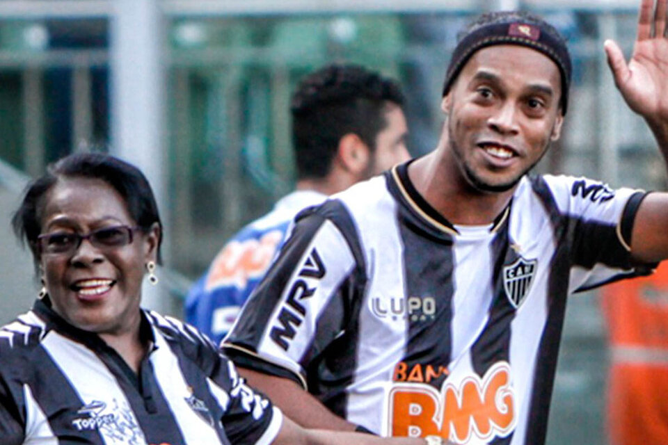 Ronaldinho junto a su madre, Miguelina, con la camisete del Atlético Mineiro. (Fuente: Twitter Atlético Mineiro)