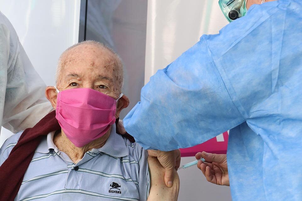 Desde hoy residentes en geriátricos y luego santafesinos de más de 80 años.