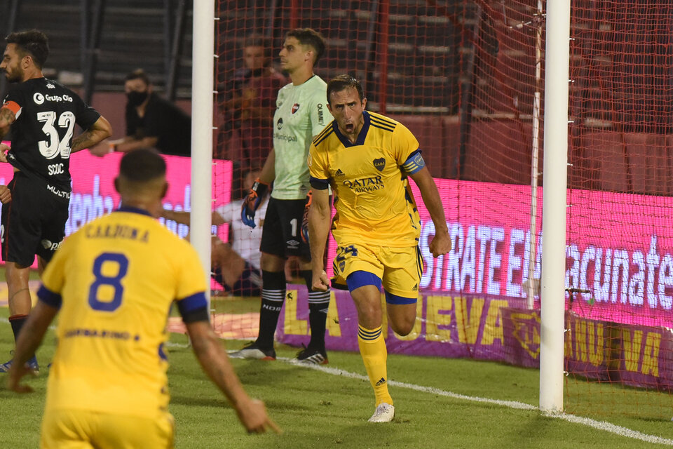 Izquierdoz celebra con Cardona el único gol de Boca. (Fuente: Télam)