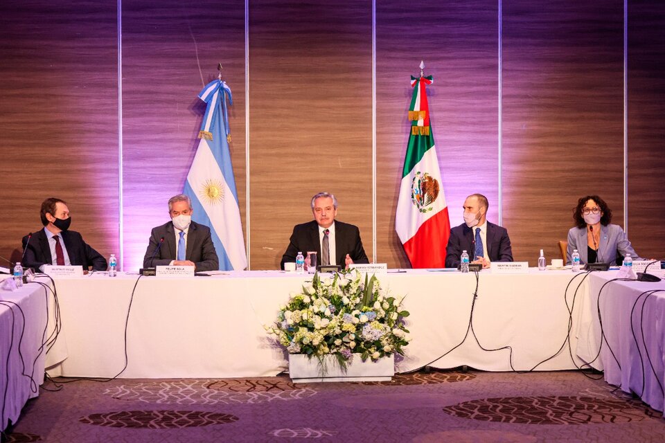 Fernández junto a Todesca y Guzmán en la visita a México. 