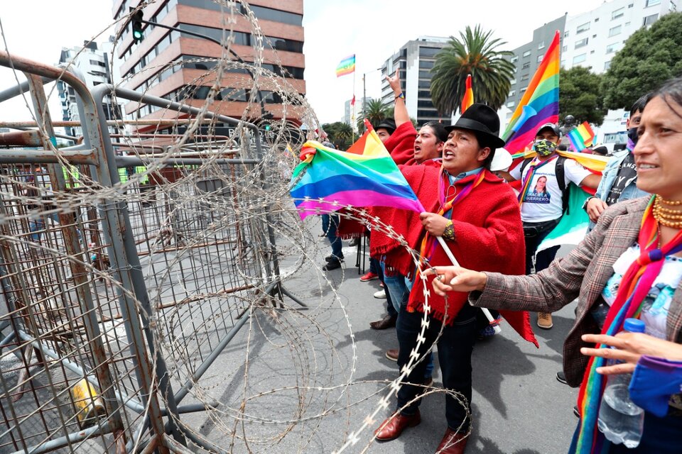 Yaku perez y simpatizantes protestan contra un supuesto fraude frente a las oficinas del CNE.