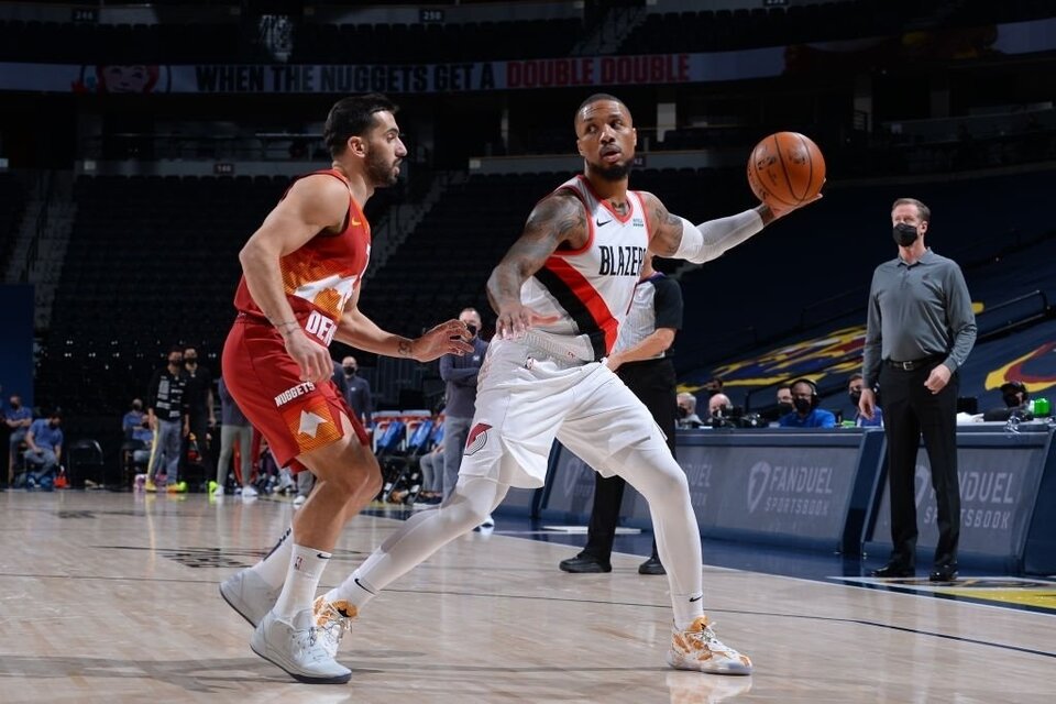 Campazzo se lució marcando a Lillard, una de las estrellas de la NBA. (Fuente: AFP)