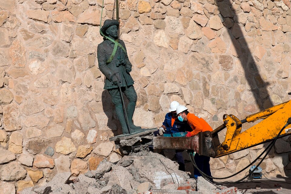 Retiraron la última estatua de Franco que quedaba en pie en el Reino de España (Fuente: EFE)