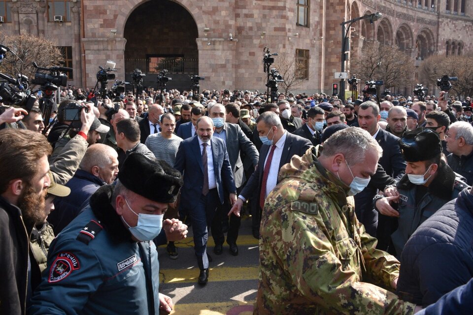 El primer ministro de Armenia salió a la calle a denunciar un intento de golpe de Estado  (Fuente: AFP)