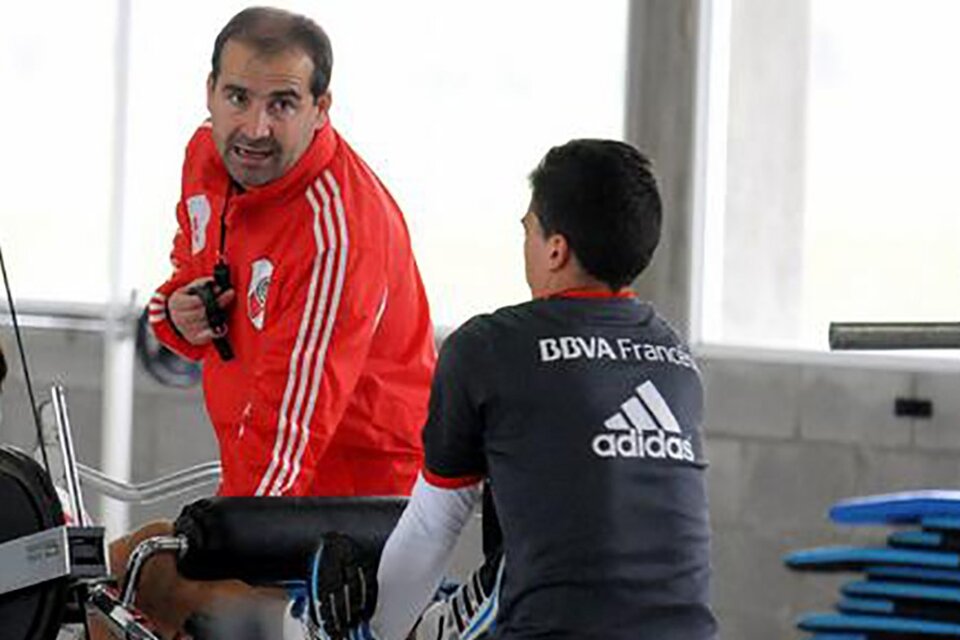 Pablo Dolce trabaja con Enzo Pérez en el gimnasio. (Fuente: Prensa River)