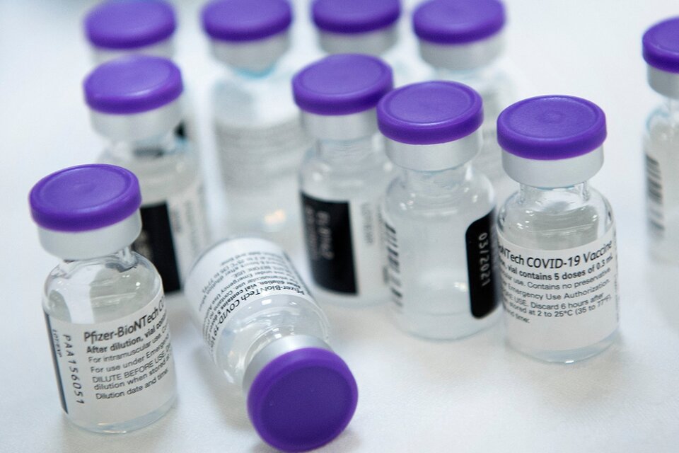 "Estamos tomando múltiples medidas para actuar con decisión y estar preparados en caso de que una cepa se vuelva resistente a la protección que ofrece la vacuna", advirtió Pfizer. (Fuente: AFP)