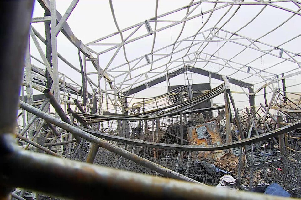 Un galpón de la base de EE.UU. en Arbil destruido por cohetes. El ataque del jueves fue la retaliación.  (Fuente: AFP)