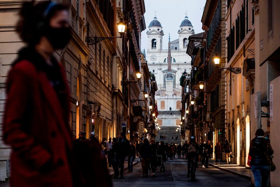 Barbijo y distncia social en la capital de Italia, país en el que los contagios han vuelto a crecer. (Fuente: EFE)