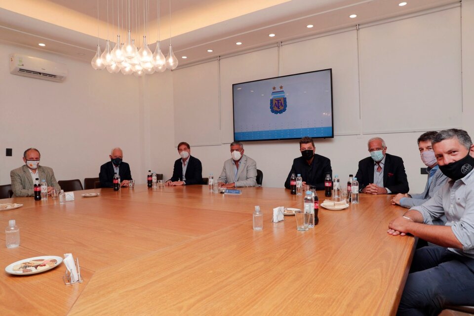 Los dirigentes de la Liga Profesional se reunieron con autoridades de Ciudad. (Fuente: NA)