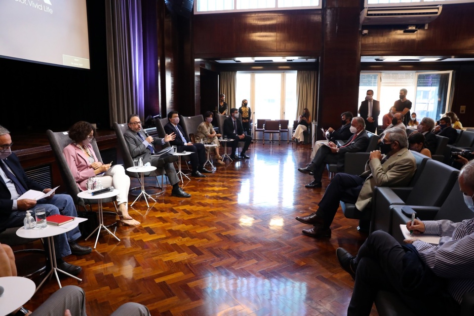 El gabinete económico en la reunión del jueves con los representantes de las empresas de alimentos.