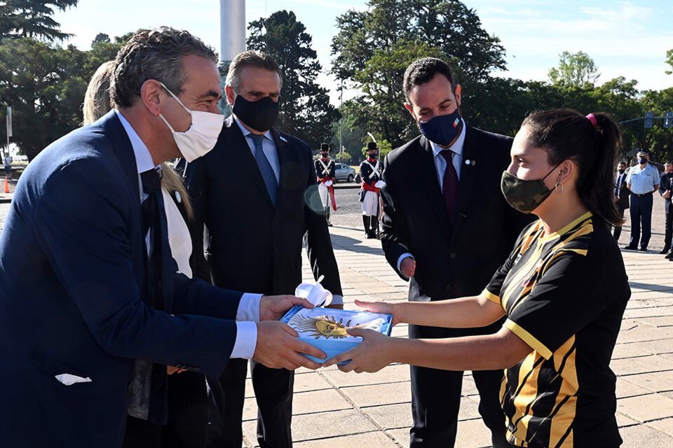 Javkin presidió el acto en el Monumento junto a Agustín Rossi y Roberto Sukerman (Fuente: Sebastián Granata)