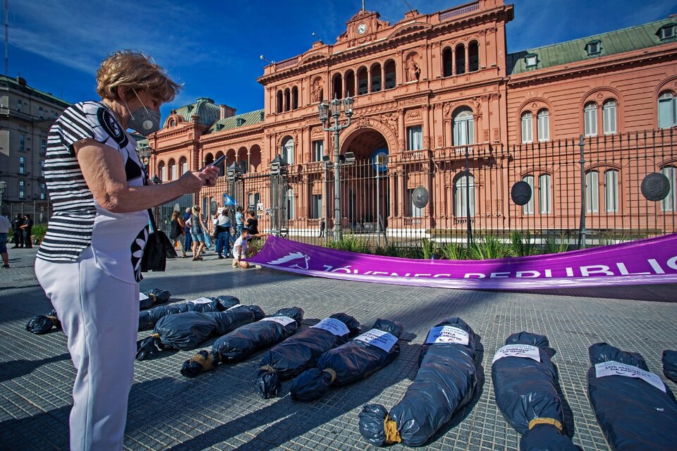La macabra instalación de bolsas mortuorias en la marcha opositora  (Fuente: Kala Moreno Parra)