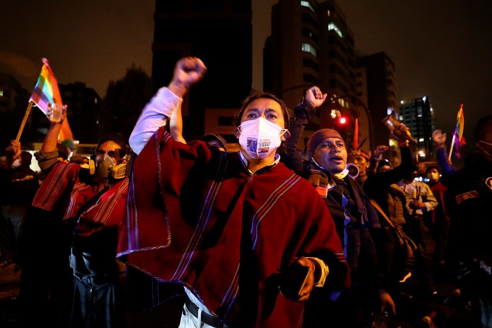Simpatizantes de Yaku Pérez protestan frente a la sede del Consejo Nacional Electoral. (Fuente: AFP)