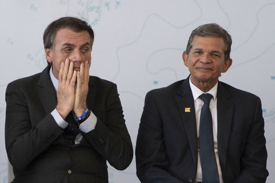 El excapitán Jair Bolsonaro junto al general Joaquim Silva e Luna. (Fuente: AFP)