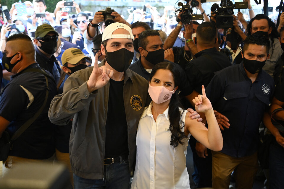 Nayib Bukele y su mujer, Gabriela Rodríguez.  (Fuente: AFP)
