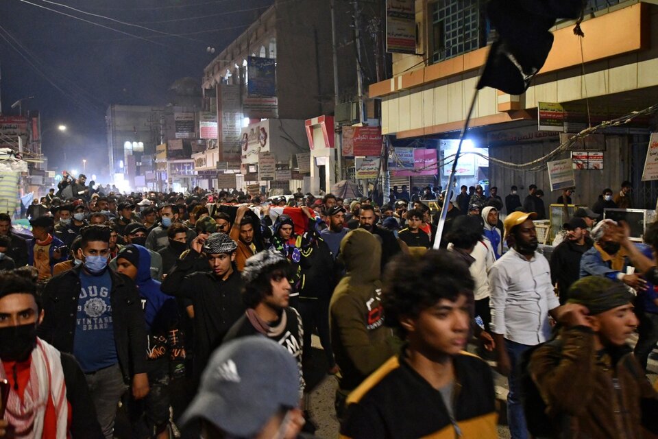 Miles de iraquíes desafiaron la pandemia y la represión al tomar las calles de Nasiriya (Fuente: AFP)