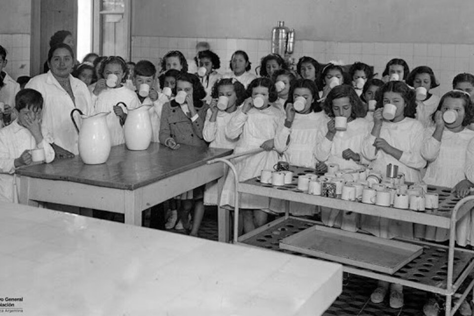 Escuela Normal de Salta. Foto de 1942 casi profética, con tazas en vez de barbijos. (Fuente: Archivo General de la Nación)