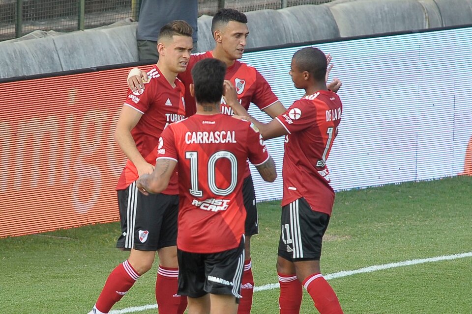 Carrascal, De la Cruz y Borré saludan a Suárez, autor del gol. (Fuente: Fotobaires)
