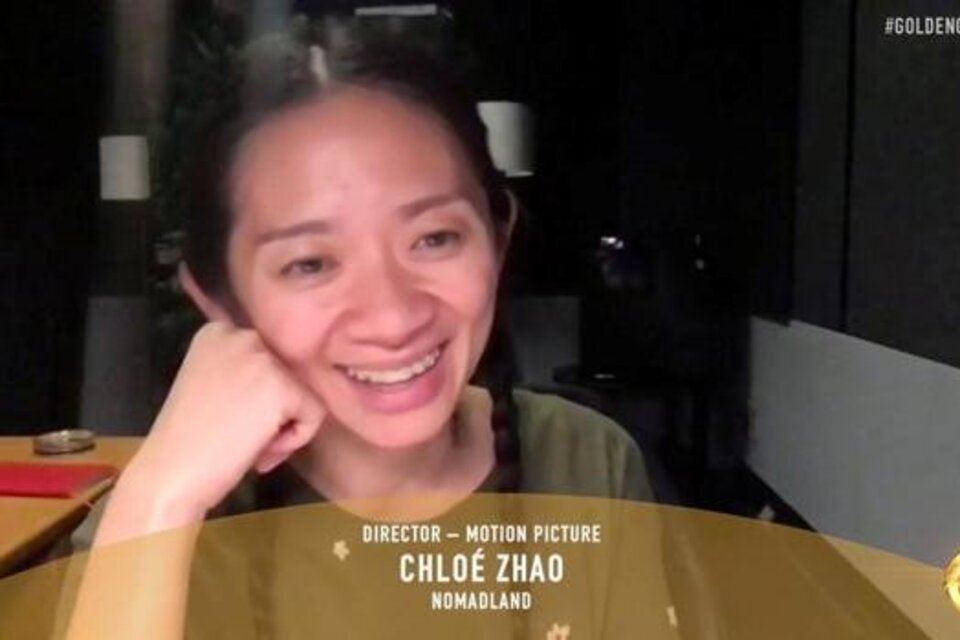 Chloé Zhao, realizadora de "Nomadland", es la primera mujer asiática en ganar el Globo de Oro a la Mejor Directora.