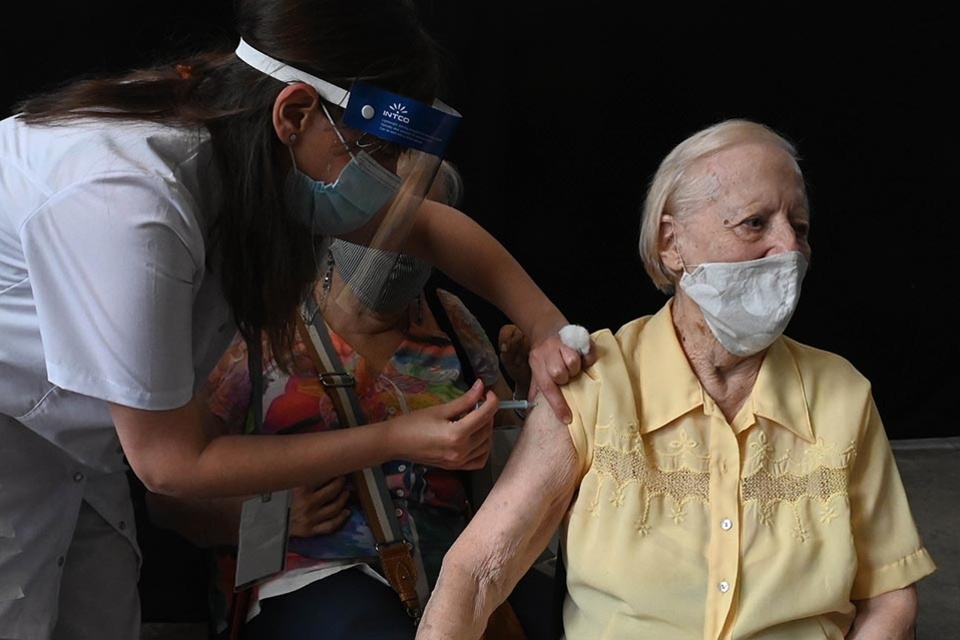 Una abuela recibe la AstraZeneca fabricada en India.