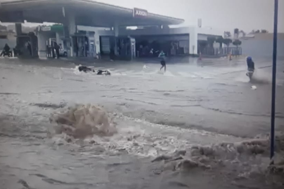 El agua arrastra a un joven y su moto (captura de video)