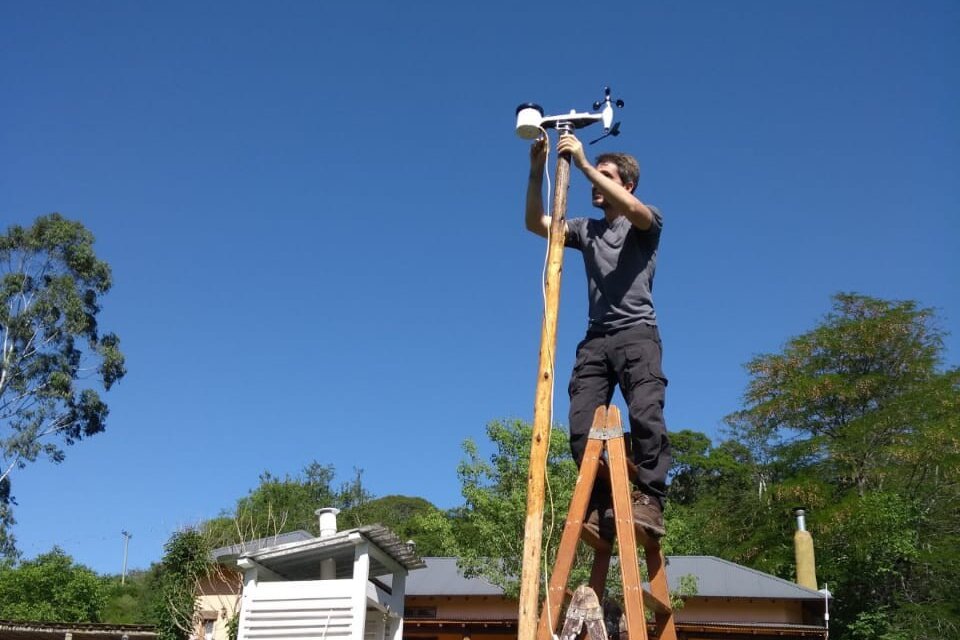 Gonzalo Martínez instalando una de las estaciones meteorológicas.
