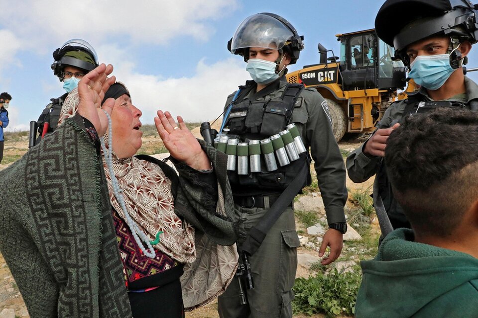 Las fuerzas israelíes se disponen a demoler una casa en Hebrón, Cisjordania. (Fuente: AFP)