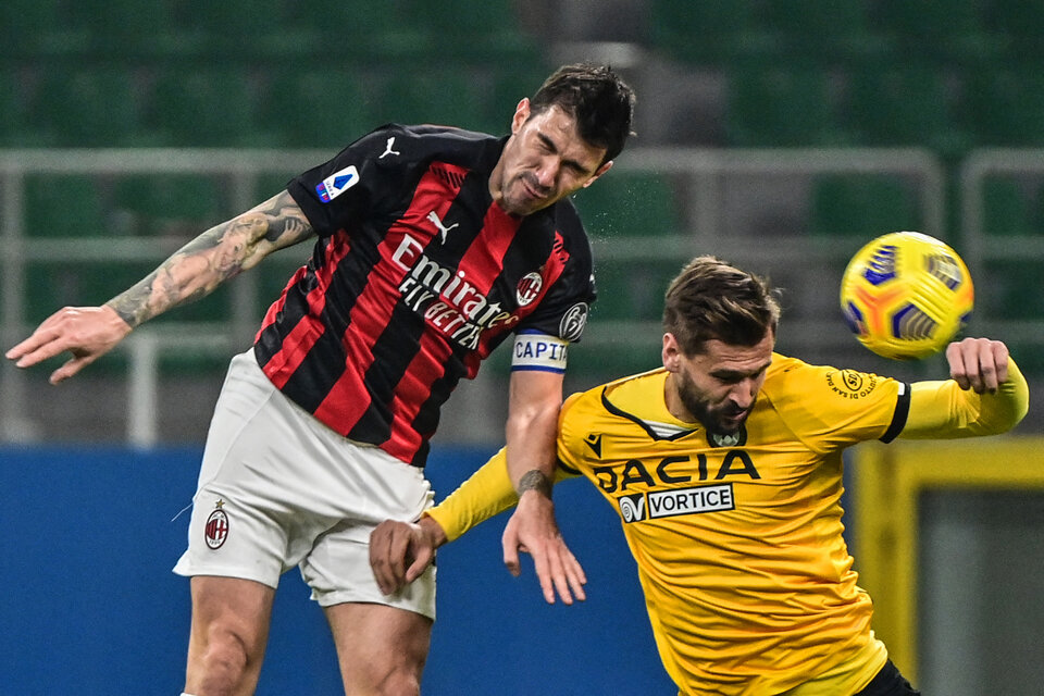 "Il capitano" Alessio Romagnoli lucha en las alturas con el español Fernando Llorente. (Fuente: AFP)