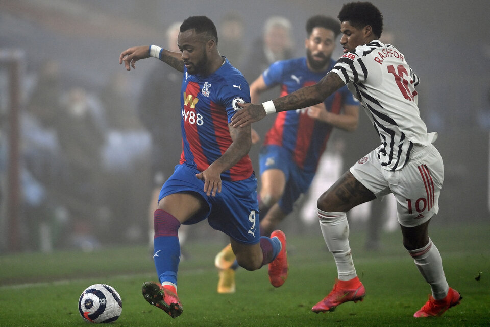 Marcus Rashford, en función defensiva, ante el ghanés Jordan Ayew de Crystal Palace. (Fuente: AFP)